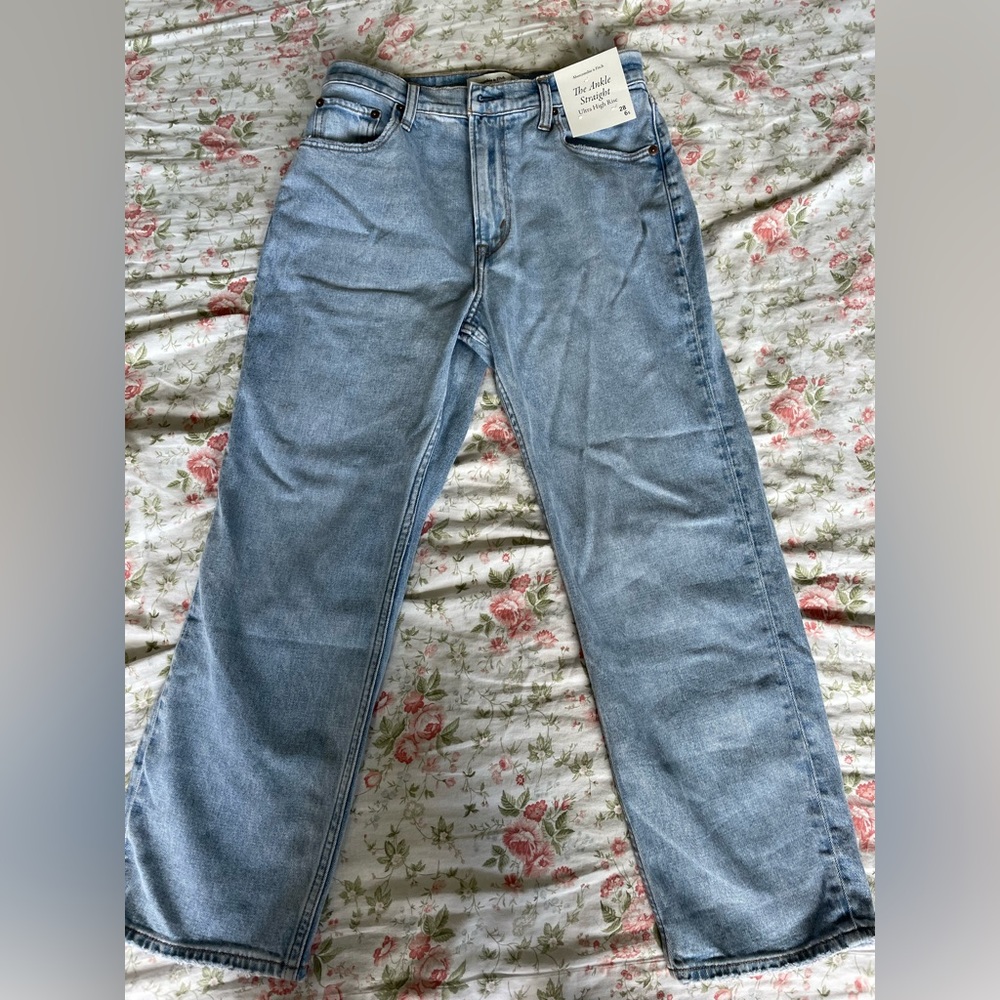 NWT. Abercrombie Ultra High Rise Ankle Straight jeans